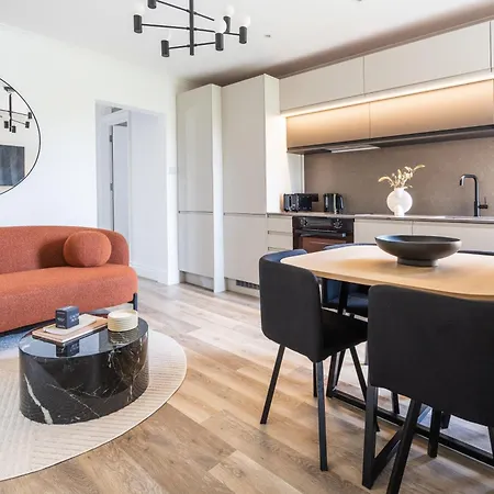 Newly Designed, 2Br Apt, 5Min From Northwood London Tube Station, Nato Hq, Ideal For Wembley, Warner Studio, Contractors Exterior photo
