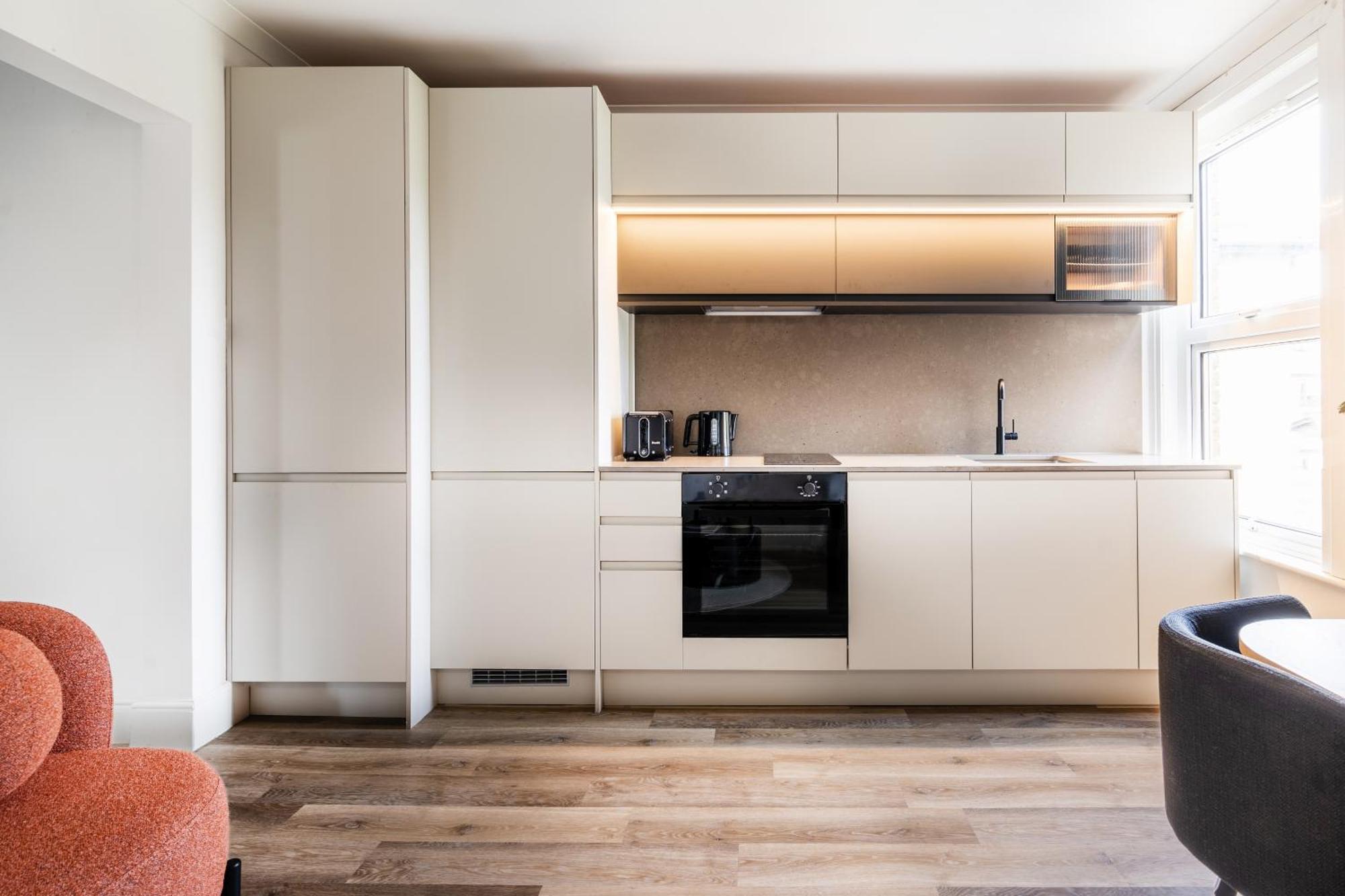 Apartment Newly Designed, 2br Apt, 5min From Northwood London Tube Station, Nato Hq, Ideal For Wembley, Warner Studio, Contractors *