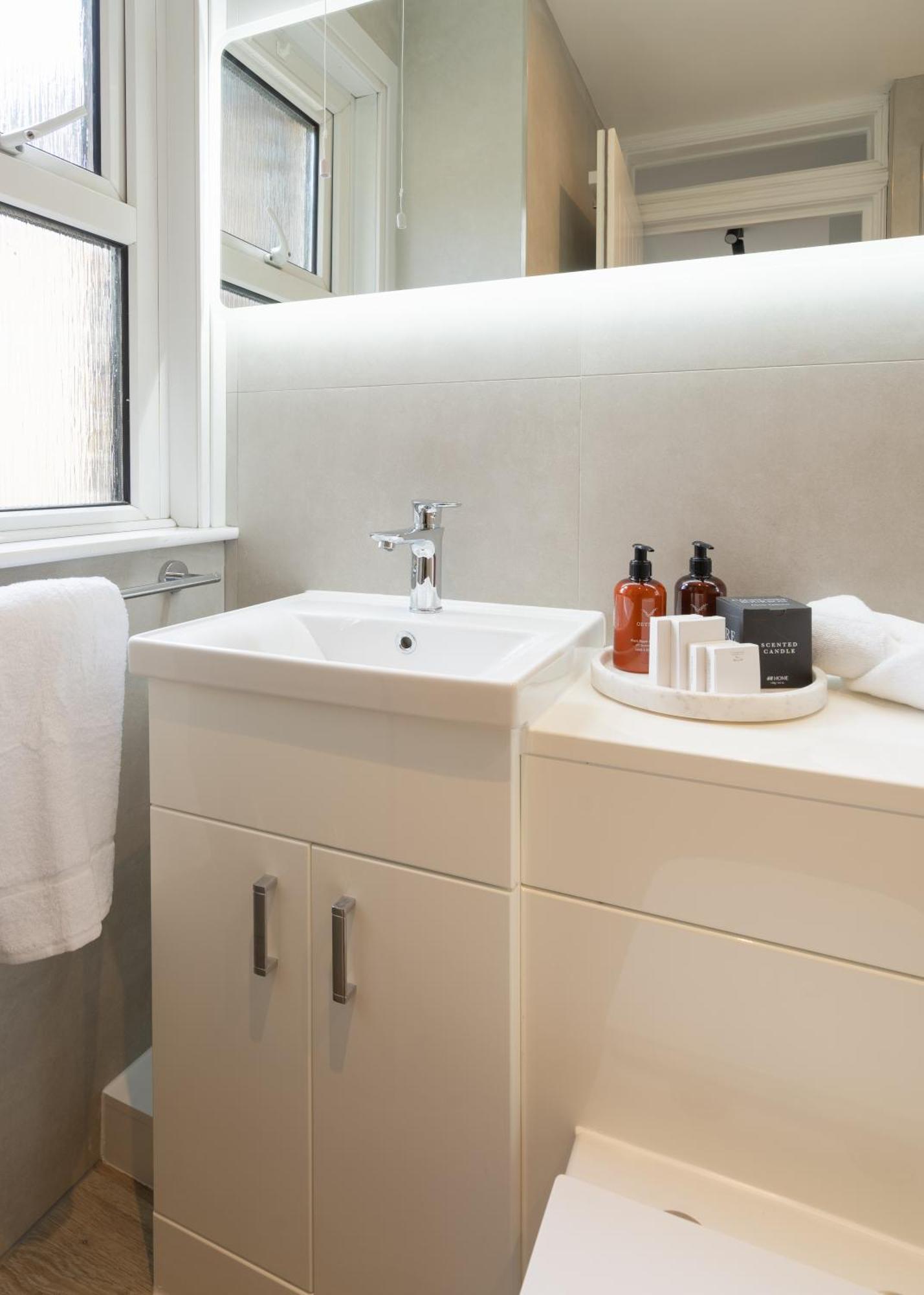 Newly Designed, 2br Apt, 5min From Northwood London Tube Station, Nato Hq, Ideal For Wembley, Warner Studio, Contractors * Northwood (Greater London)