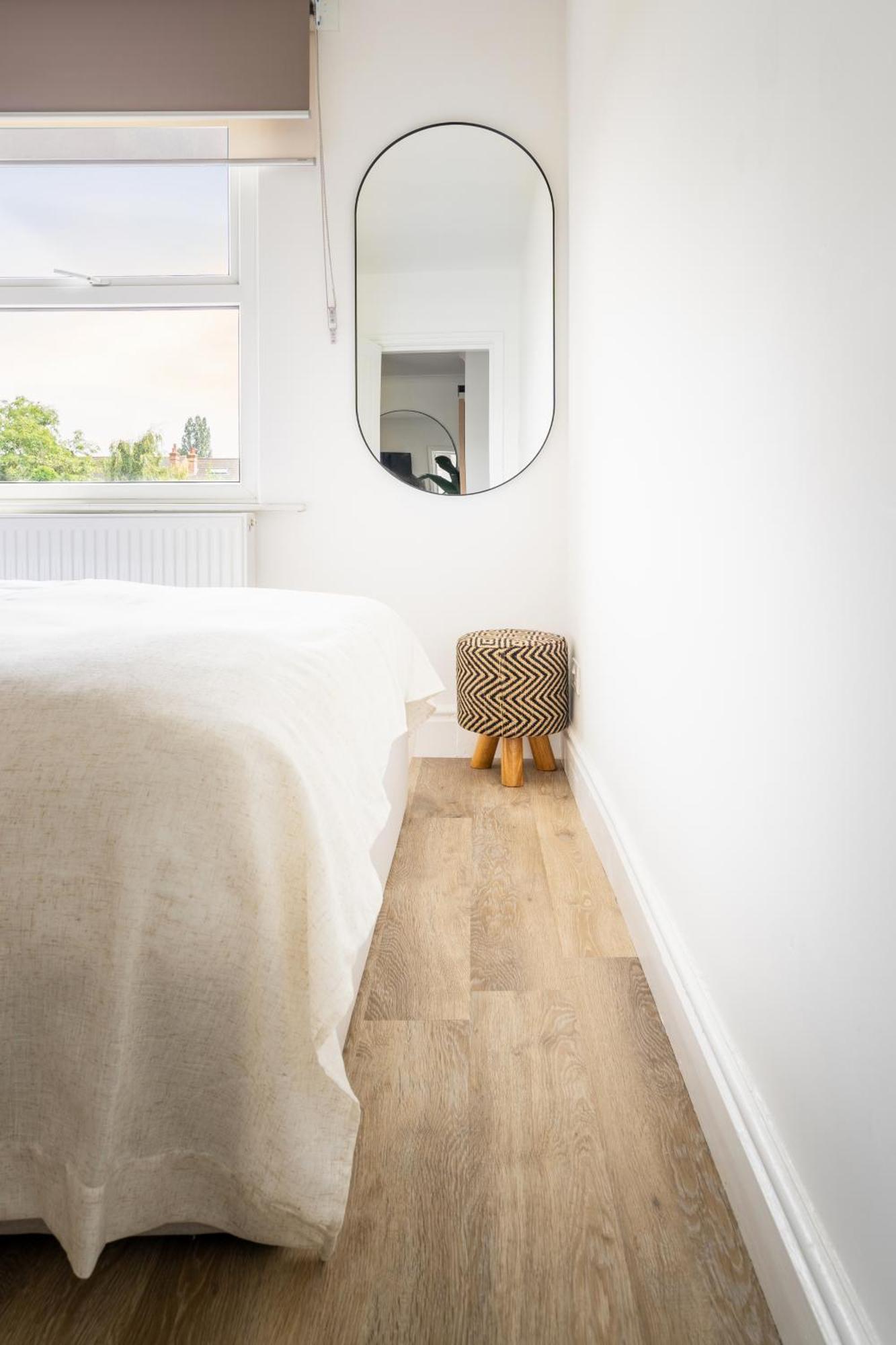 Newly Designed, 2br Apt, 5min From Northwood London Tube Station, Nato Hq, Ideal For Wembley, Warner Studio, Contractors