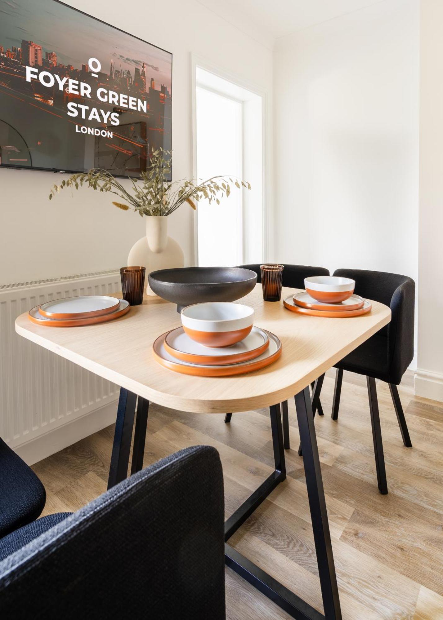 Newly Designed, 2br Apt, 5min From Northwood London Tube Station, Nato Hq, Ideal For Wembley, Warner Studio, Contractors Apartment Northwood (Greater London)