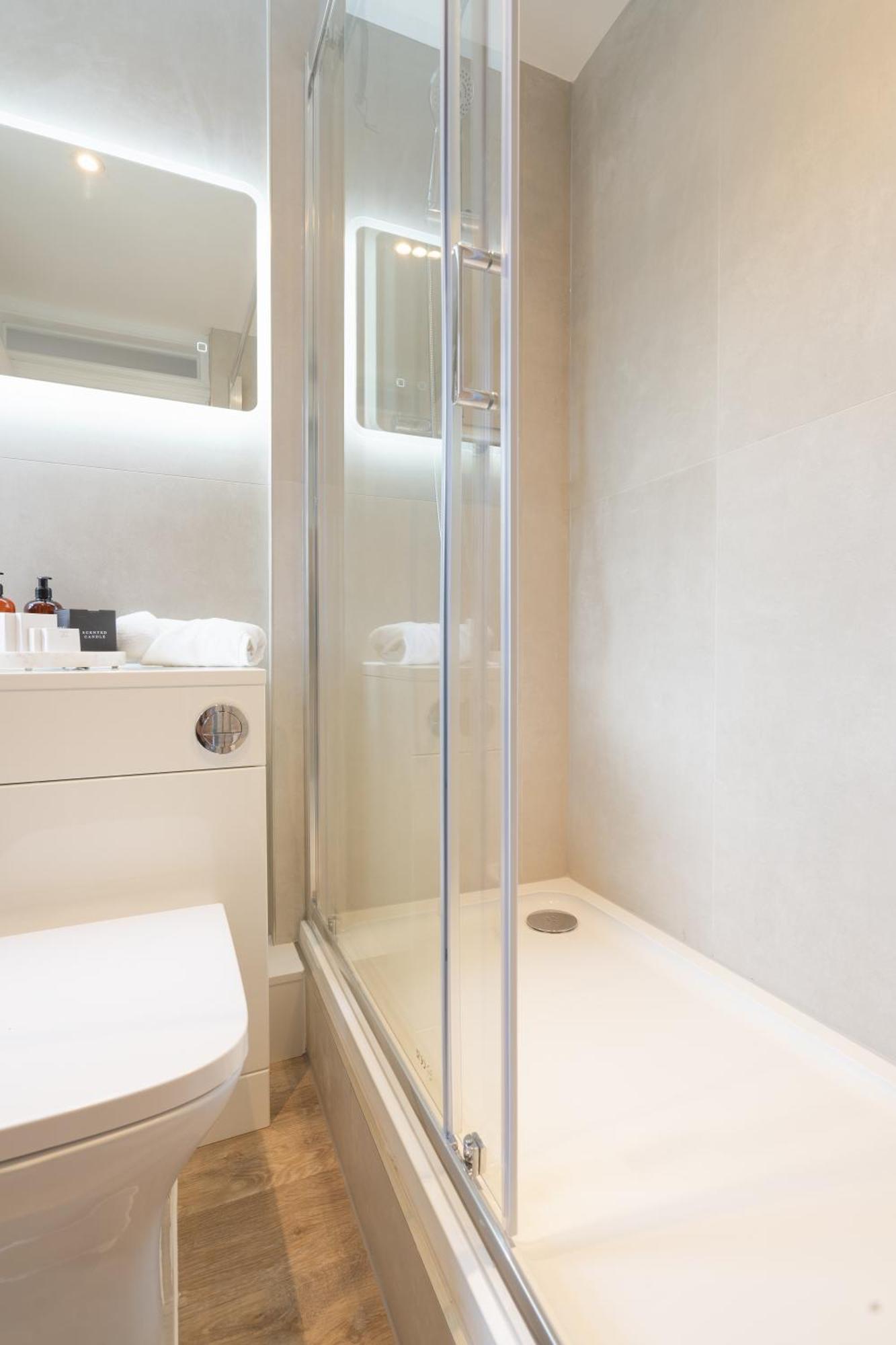 Newly Designed, 2br Apt, 5min From Northwood London Tube Station, Nato Hq, Ideal For Wembley, Warner Studio, Contractors Apartment Northwood (Greater London)