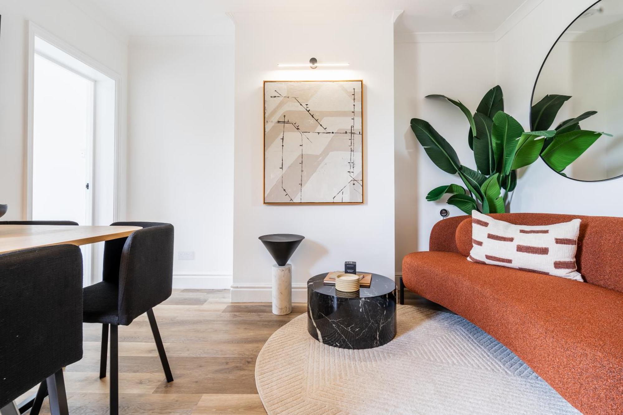 Newly Designed, 2br Apt, 5min From Northwood London Tube Station, Nato Hq, Ideal For Wembley, Warner Studio, Contractors
