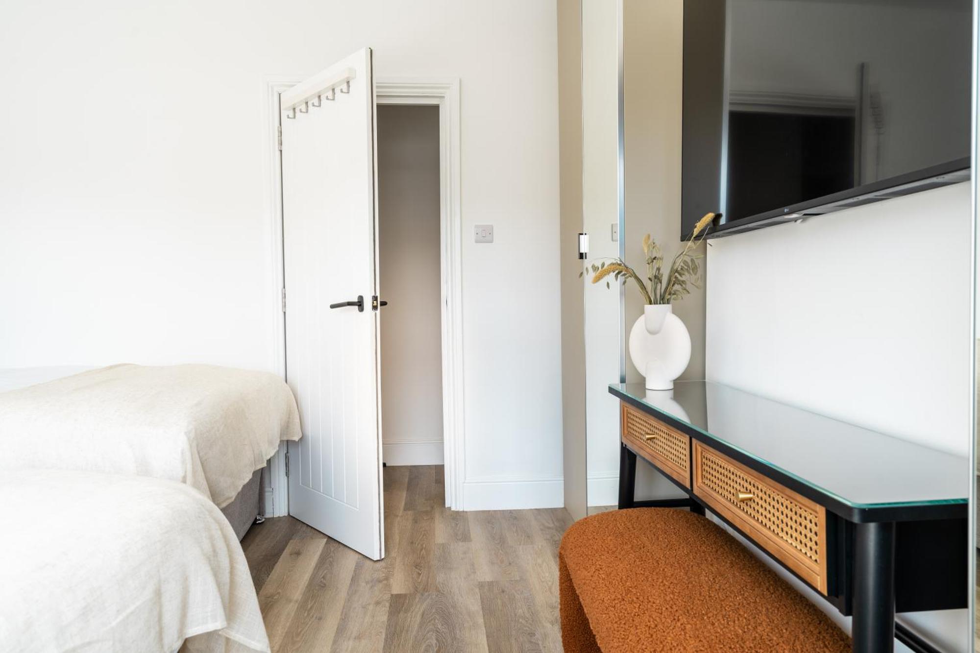 Newly Designed, 2br Apt, 5min From Northwood London Tube Station, Nato Hq, Ideal For Wembley, Warner Studio, Contractors *